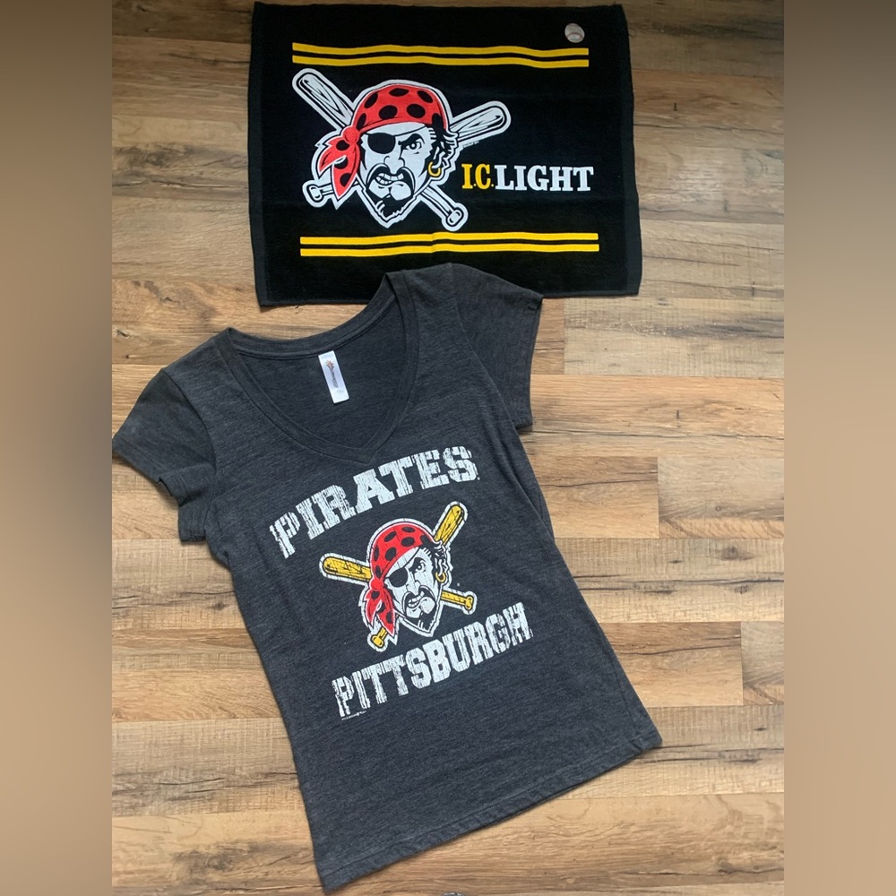 ⚾️Pirates PittsburghV-neck TShirt Size-M          w/ Pirate 🏴‍☠️Towel I.C.Light
